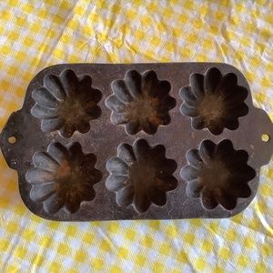 Cast iron muffin pan